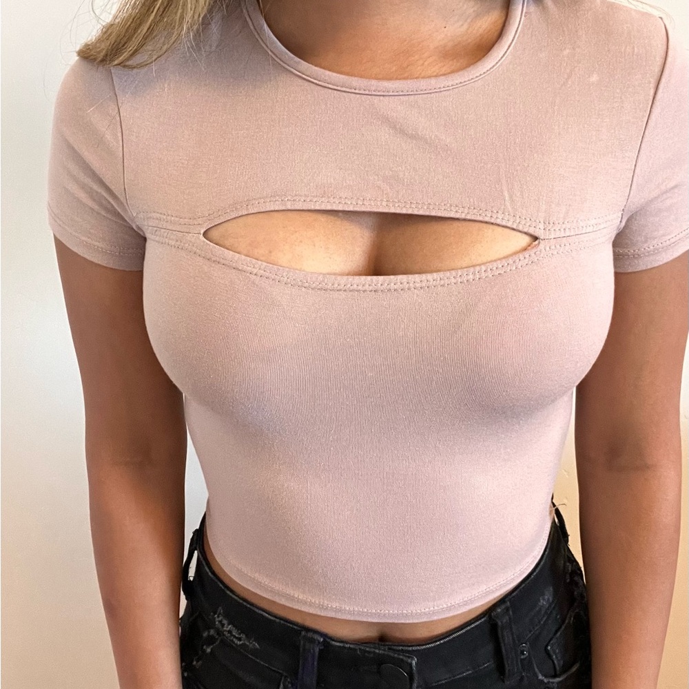 Cropped t shirt with opening. Super flattering and comfy. Size XS